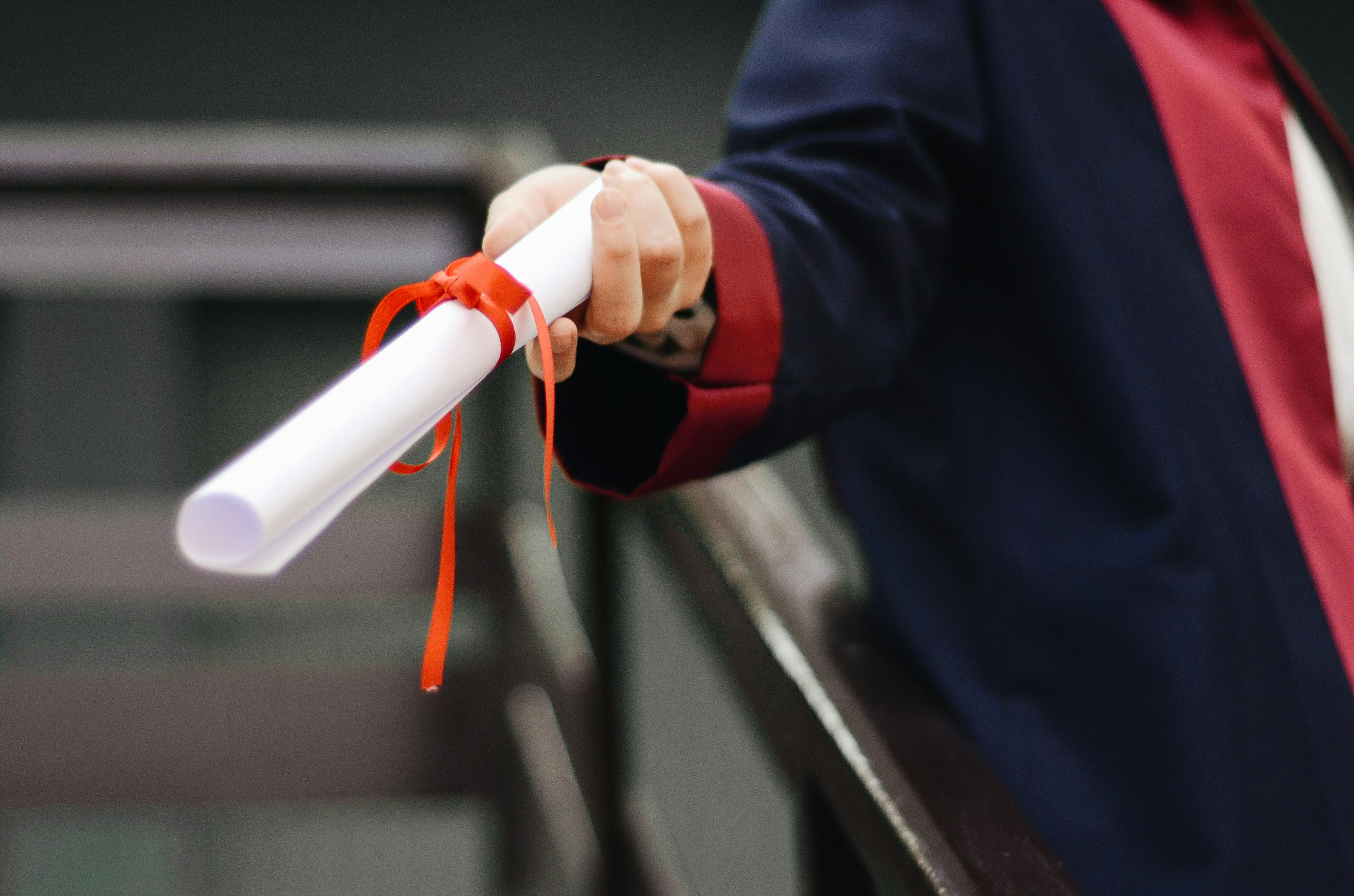 Estudiante recibiendo diploma en ceremonia