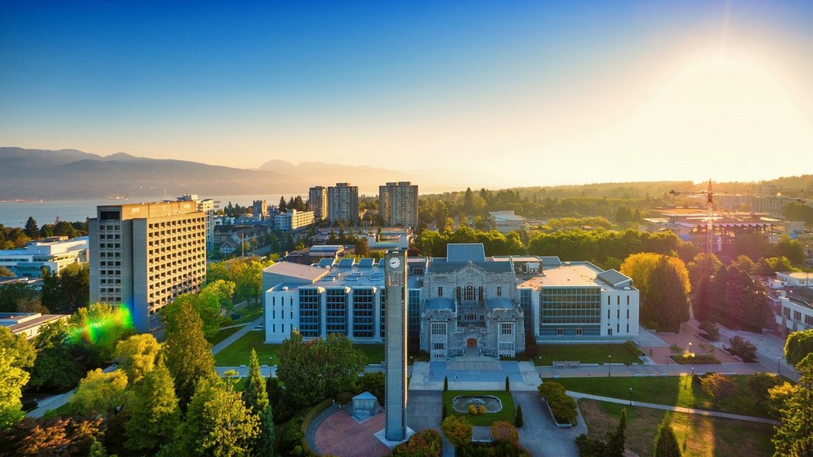 Campus universitario moderno en Vancouver con estudiantes internacionales